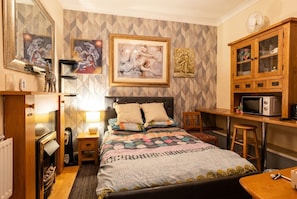 Tabla de planchar con plancha, wifi, ropa de cama