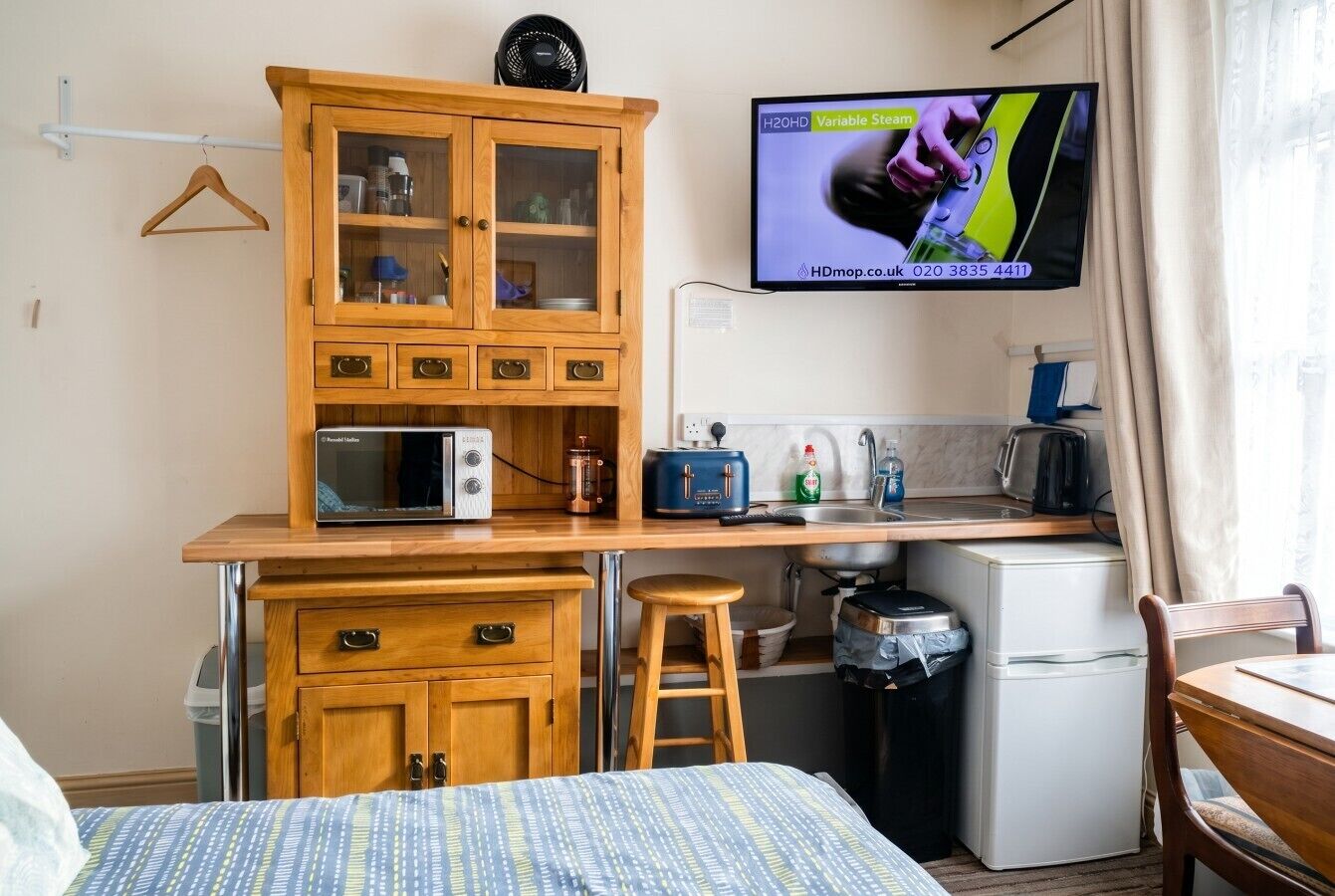 Iron/ironing board, WiFi, bed sheets