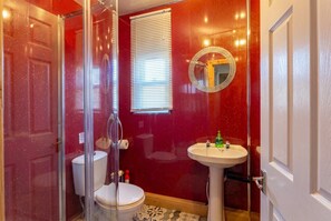 Hair dryer, towels - Characterful Blackpool retreat with courtyard garden for three (Blackpool)