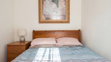 Desk, iron/ironing board, WiFi, bed sheets