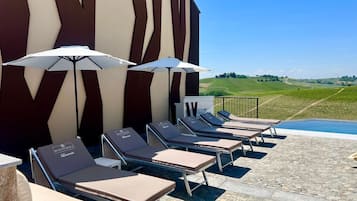 Una piscina al aire libre de temporada