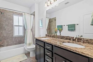 Shower, hair dryer, towels, shampoo - Crystal Beach Townhome | Golf Cart & Bikes | Pool View | Walk to Beach & Destin Commons (Destin)