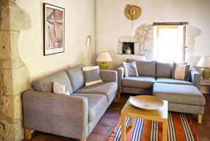 Living area - Cosy, quiet stone house with pool and private garden (Bourg-de-Visa)