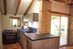Fridge, microwave, oven, stovetop - Cosy, quiet stone house with pool and private garden (Bourg-de-Visa)