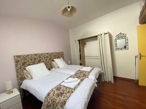 Free WiFi, bed sheets, wheelchair access - Vrbo Property (Anse)
