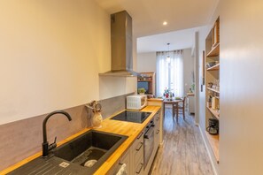 Fridge, microwave, oven, stovetop - Cosy Retreat “Parenthèse Cosy near the Thermal Baths” with Wi-Fi and Air Conditioning (Vals-les-Bains)