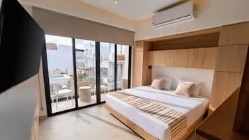 Estudio superior, balcón, vista a la ciudad | Ropa de cama de alta calidad y espacio para trabajar con laptop