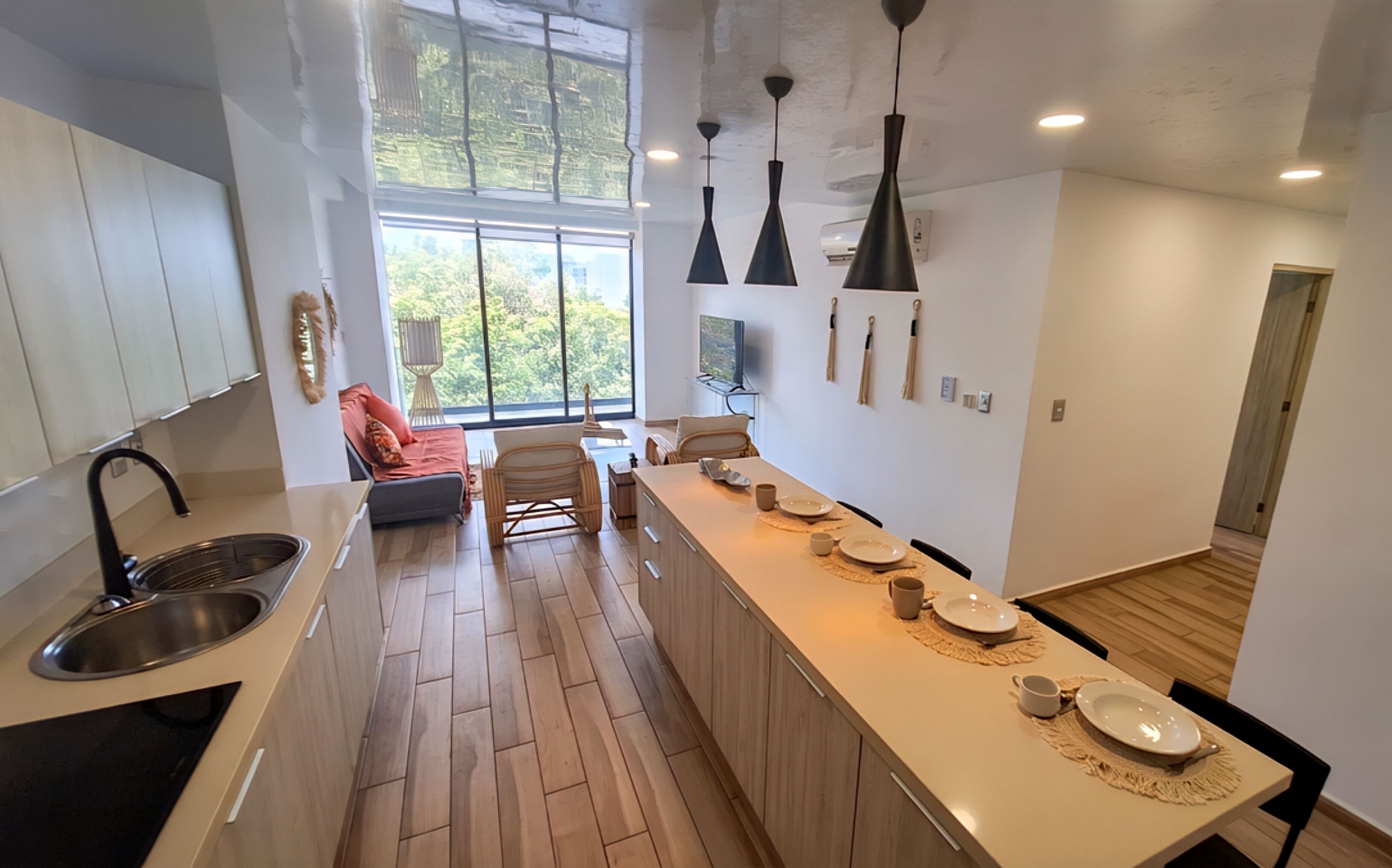 Condo superior | Área de sala de estar | Smart TV de 43 pulgadas con canales digitales y servicios de streaming 