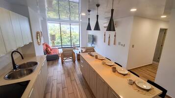 Condo superior | Área de sala de estar | Smart TV de 43 pulgadas con canales digitales y servicios de streaming
