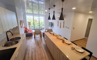 Apartamento superior | Zona de estar | Smart TV de 43 pulgadas con canales digitales, servicios de streaming