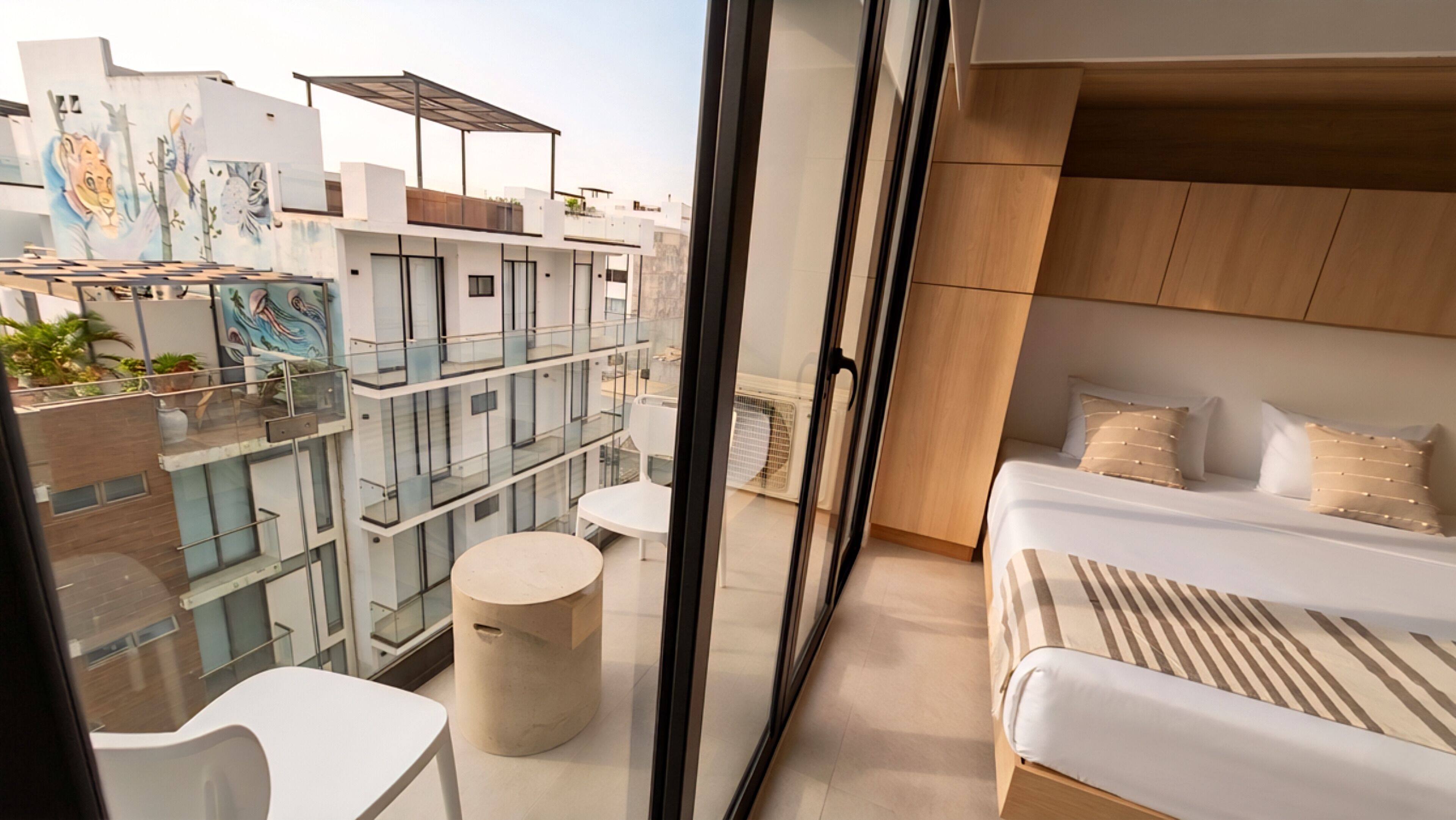 Estudio superior, balcón, vistas a la ciudad | Ropa de cama de alta calidad y espacio para trabajar con un portátil