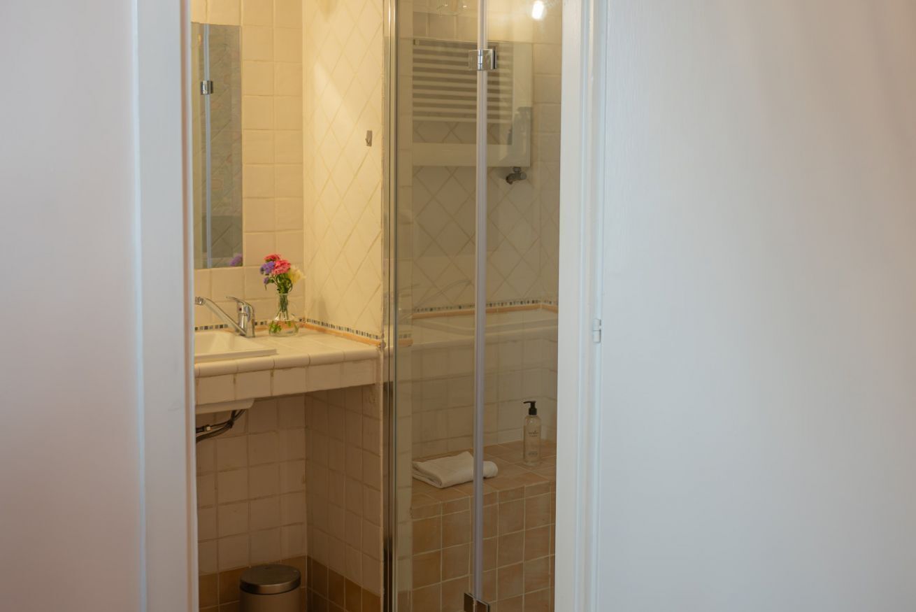 Dusche, Bidet, Handtücher, Shampoo