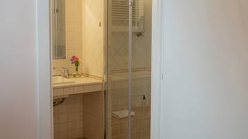 Dusche, Bidet, Handtücher, Shampoo