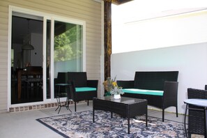 Terrace/patio - 3-bedroom house in serene Pooler with cool AC breeze (Pooler)