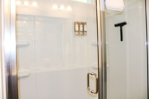 Hair dryer, towels, soap, toilet paper - 3-bedroom house in serene Pooler with cool AC breeze (Pooler)
