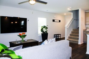 Smart TV - 3-bedroom house in serene Pooler with cool AC breeze (Pooler)