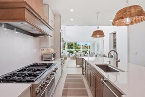 Fridge, microwave, oven, stovetop - The Flamingo Retreat - Resort Pool - Walk to Beach (Naples)