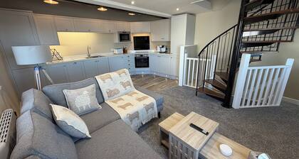 Waterfront Duplex | Right on the Harbour | 1BR