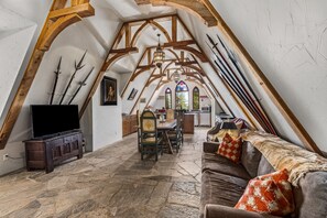 Téléviseur, foyer, livres