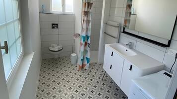 Shower, hair dryer, towels