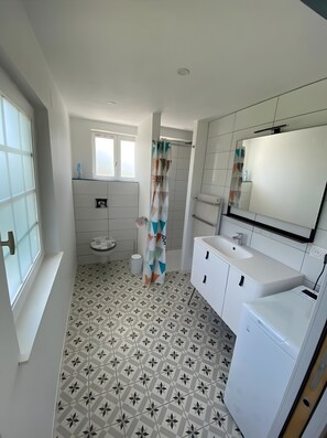 Douche, sèche-cheveux, serviettes fournies