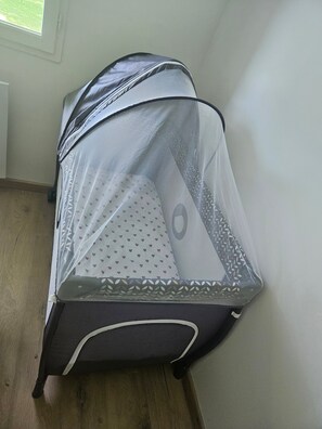 Iron/ironing board, WiFi, bed sheets
