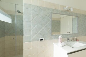 Dusche, Haartrockner, Bidet, Handtücher