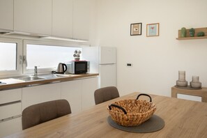 Kühlschrank, Mikrowelle, Geschirrspüler, Wasserkocher
