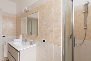 Shower, hair dryer, bidet, towels - La Dimora Tavolara by Wonderful Italy (Olbia)
