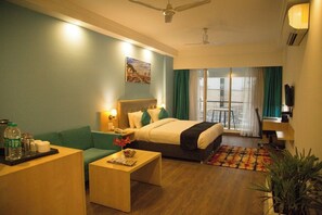 Desk, laptop workspace, free WiFi - Saramax Inn (Haridwar)