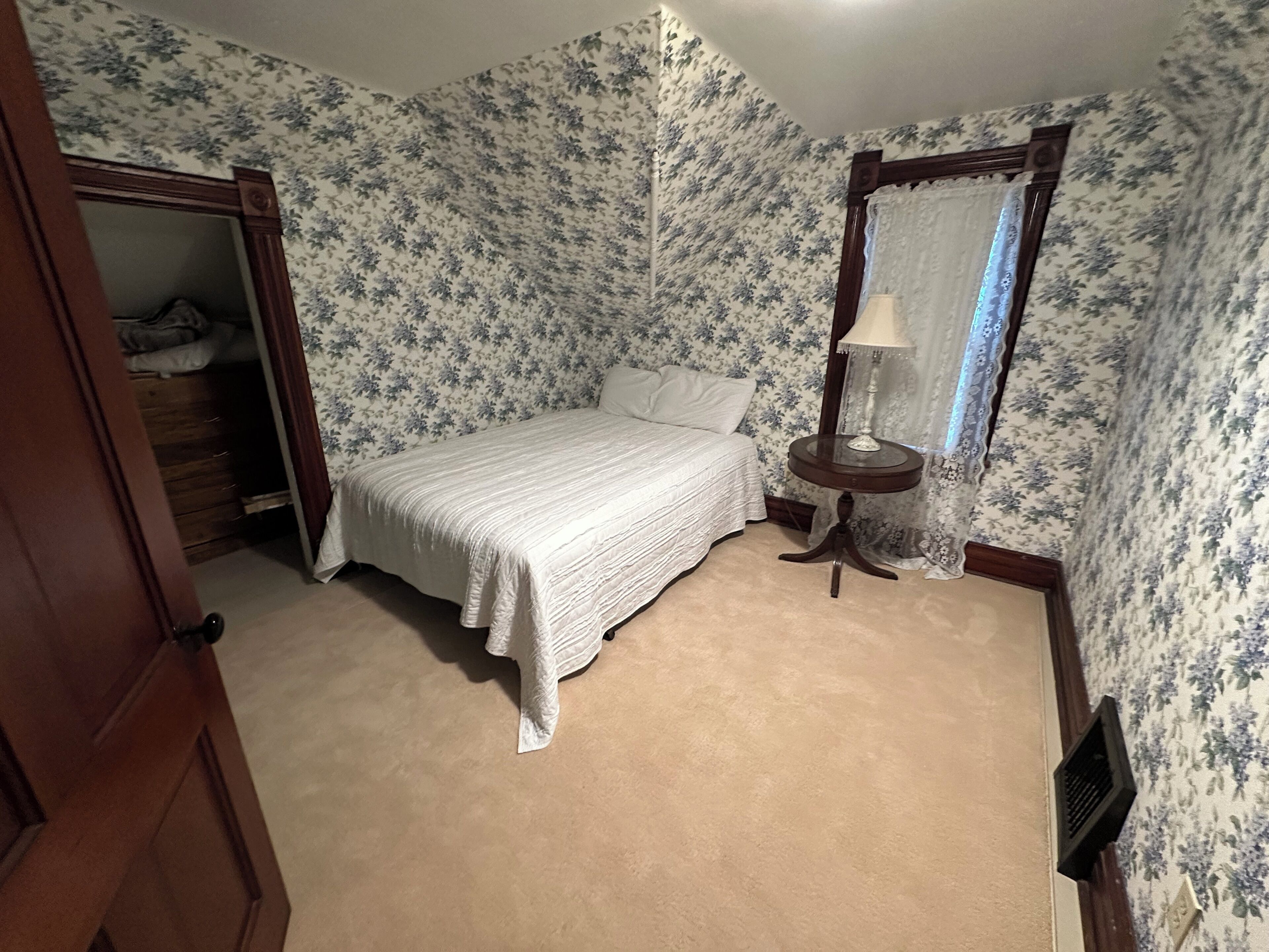 Iron/ironing board, Internet, bed sheets