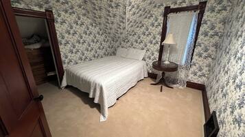 Iron/ironing board, Internet, bed sheets