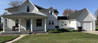 Tranquil 7-bedroom house in charming small-town Petersburg