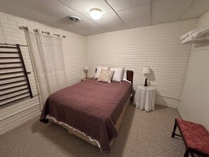 Room - Tranquil 7-bedroom house in charming small-town Petersburg (Petersburg)