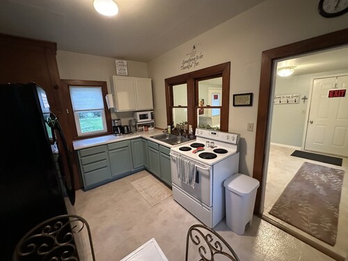 Tranquil 7-bedroom house in charming small-town Petersburg