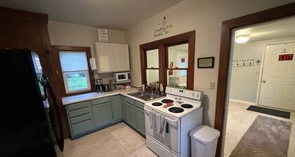 Tranquil 7-bedroom house in charming small-town Petersburg