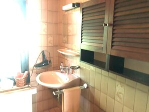 Douche, sèche-cheveux, serviettes fournies, savon