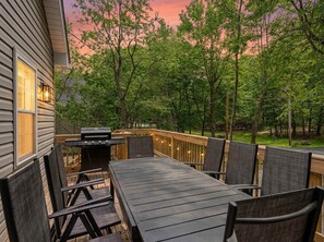Outdoor dining - Sleeps 16 | Hot Tub, Arcade & Resort Amenities (Albrightsville)