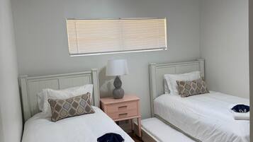 Tabla de planchar con plancha, wifi y ropa de cama