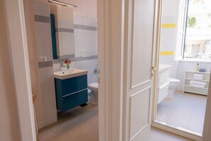 Dusch, bidé, handdukar och schampo