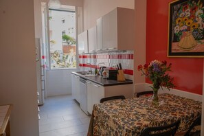 Frigorifero, microonde, forno, lavastoviglie