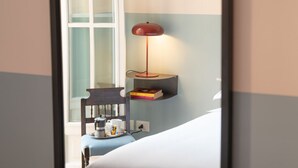 A room with a bed, a chair, a small table with a lamp, and a shelf with books. - TrastevereHome - Quiet 3 bedroom Home in Trastevere with Elevator (Rome)