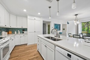 Fridge, microwave, oven, dishwasher - Pup Friendly Townhome with Golf Course Views (Hilton Head Island)