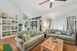 TV - Pup Friendly Townhome with Golf Course Views (Hilton Head Island)