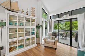 Interior - Pup Friendly Townhome with Golf Course Views (Hilton Head Island)