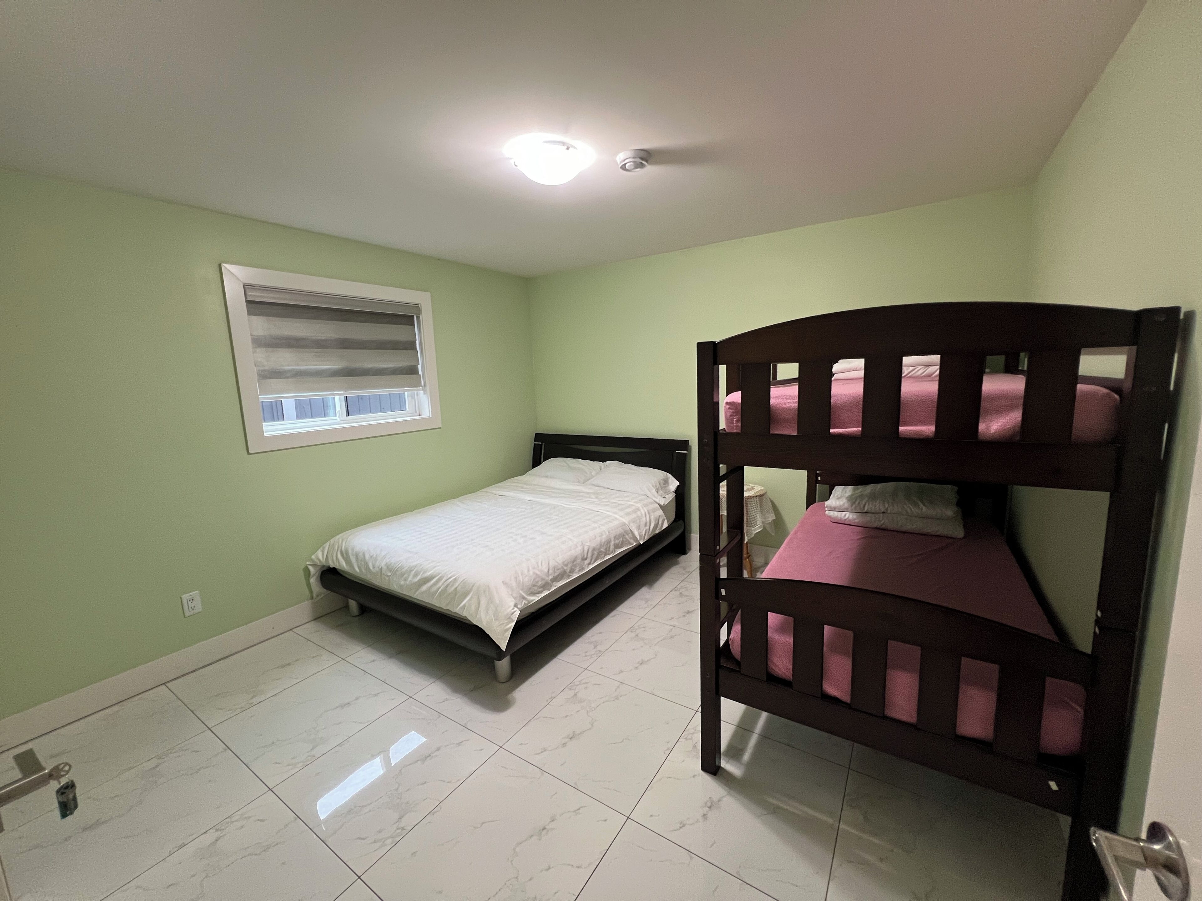 3 bedrooms, iron/ironing board, WiFi, bed sheets