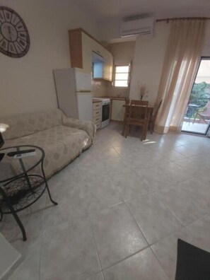 Living area - Maltepe Apartment by RentalsPro - Kallithea Halkidiki (Kallithea)