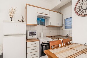 Kjøleskap, mikrobølgeovn, brødrister og spisebord