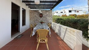 Outdoor dining - 2-bedr. house Jacaranda (Albufeira)