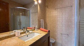 Shower, hair dryer, bidet, towels - 2-bedr. house Jacaranda (Albufeira)